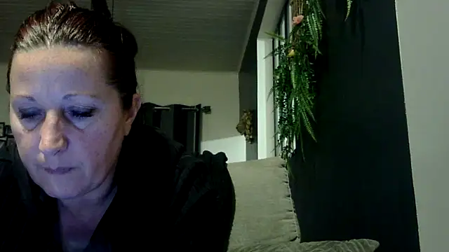 Snapshot of feline27 chatting on April 13, 2026, 9:09 pm feline27 online show from April 13, 2026, 9:09 pm