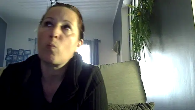 Snapshot of feline27 chatting on April 14, 2026, 9:15 am feline27 online show from April 14, 2026, 9:15 am