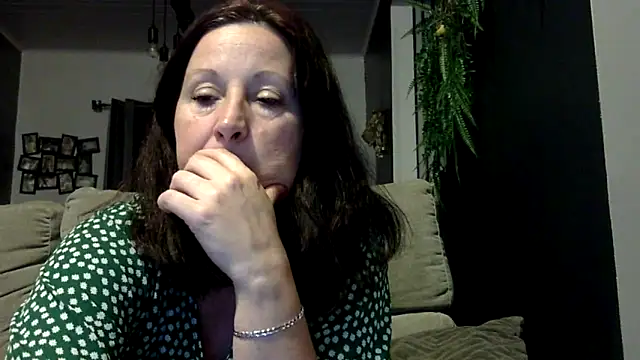 Snapshot of feline27 chatting on April 14, 2026, 9:21 pm feline27 online show from April 14, 2026, 9:21 pm