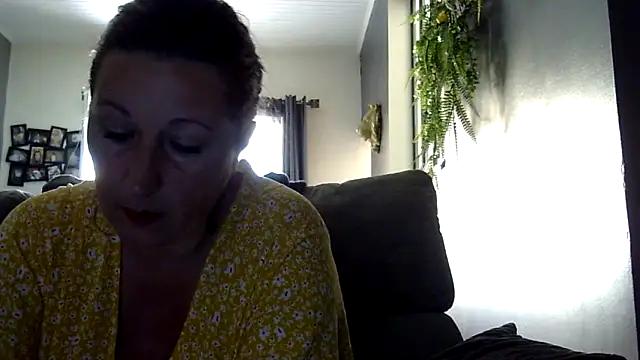 Snapshot of feline27 chatting on April 16, 2026, 10:27 am feline27 online show from April 16, 2026, 10:27 am