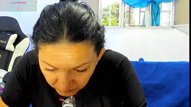 Snapshot of Angelblue_ chatting on May 31, 2026, 10:44 pm Angelblue online show from May 31, 2026, 10:44 pm