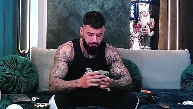 Snapshot of masterkingofmusclee chatting on December 4, 2024, 8:34 am masterkingofmusclee online show from December 4, 2024, 8:34 am