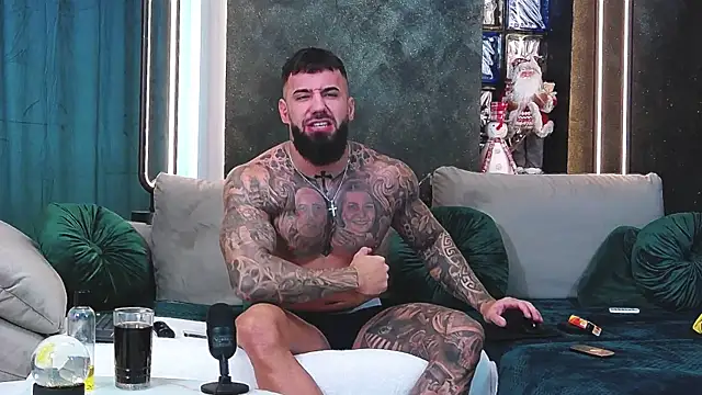 Snapshot of masterkingofmusclee chatting on December 17, 2024, 12:33 pm masterkingofmusclee online show from December 17, 2024, 12:33 pm