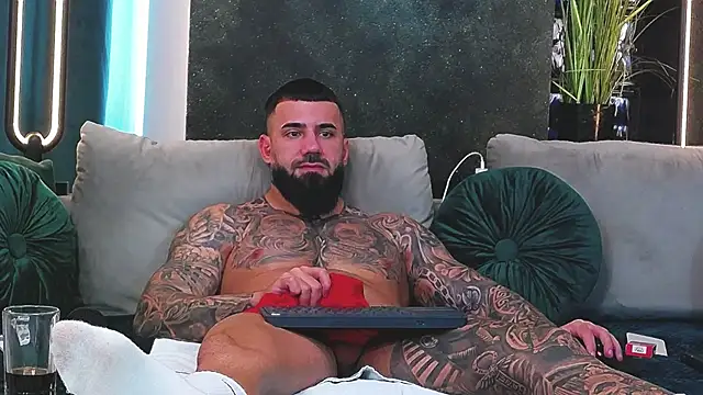 Snapshot of masterkingofmusclee chatting on January 14, 2025, 12:45 pm masterkingofmusclee online show from January 14, 2025, 12:45 pm