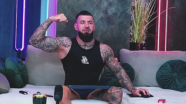 Snapshot of masterkingofmusclee chatting on January 15, 2025, 7:15 am masterkingofmusclee online show from January 15, 2025, 7:15 am