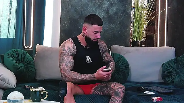 Snapshot of masterkingofmusclee chatting on January 28, 2025, 6:27 am masterkingofmusclee online show from January 28, 2025, 6:27 am