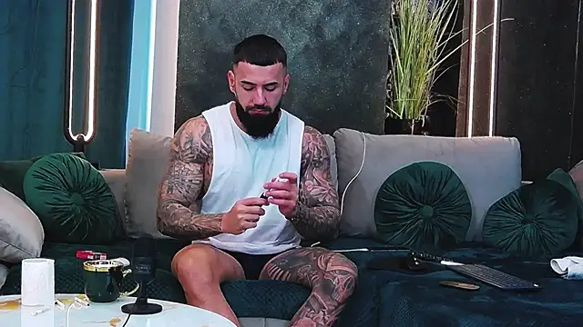 Snapshot of masterkingofmusclee chatting on February 7, 2025, 7:07 am masterkingofmusclee online show from February 7, 2025, 7:07 am