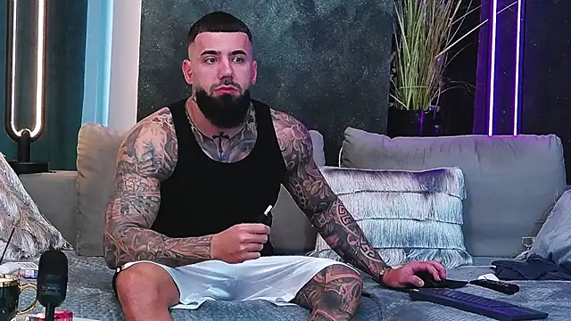 Snapshot of masterkingofmusclee chatting on February 12, 2025, 6:19 am masterkingofmusclee online show from February 12, 2025, 6:19 am