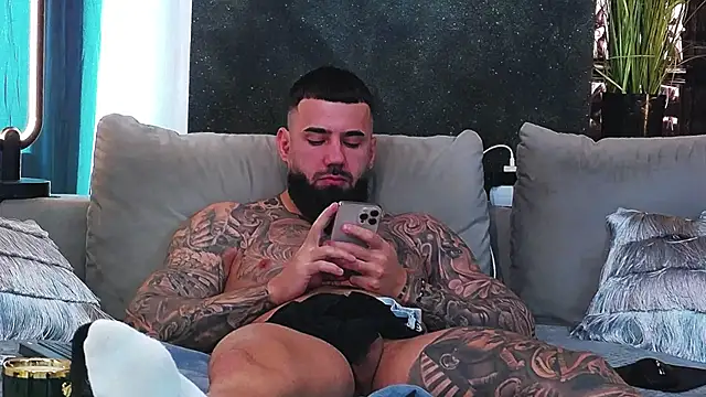 Snapshot of masterkingofmusclee chatting on February 13, 2025, 10:02 am masterkingofmusclee online show from February 13, 2025, 10:02 am