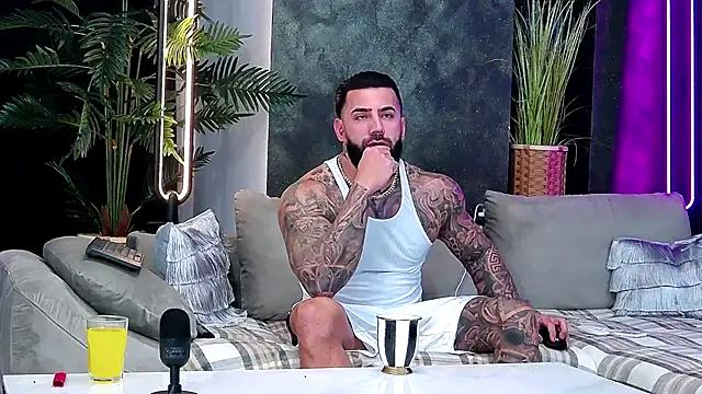 Snapshot of masterkingofmusclee chatting on November 25, 2025, 8:53 pm masterkingofmusclee online show from November 25, 2025, 8:53 pm