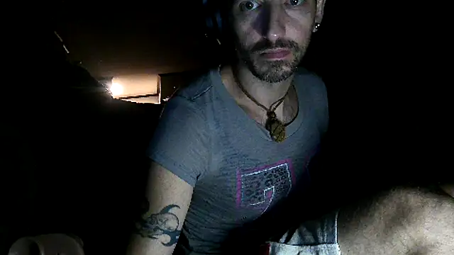 Snapshot of Bi_curious86 chatting on September 26, 2025, 5:44 am Bi curious86 online show from September 26, 2025, 5:44 am
