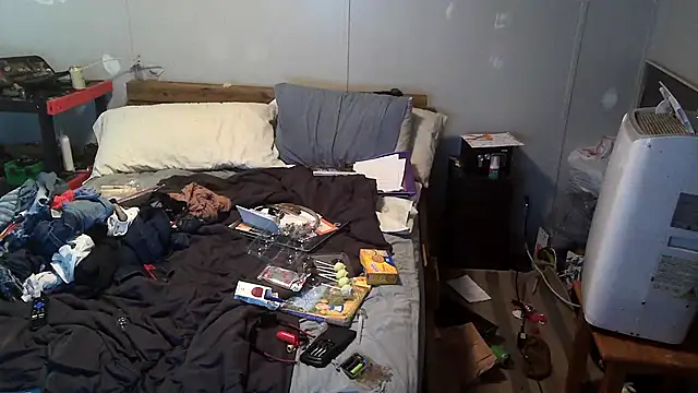 Snapshot of Bi_curious86 chatting on October 25, 2025, 12:18 am Bi curious86 online show from October 25, 2025, 12:18 am