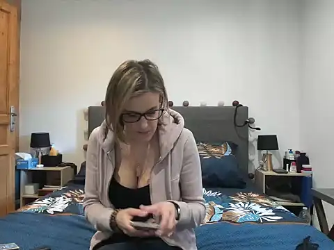 Snapshot of Madame_Callie chatting on April 7, 2026, 12:38 pm Madame Callie online show from April 7, 2026, 12:38 pm