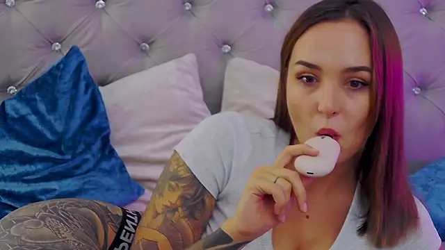 Snapshot of MeIisaLove chatting on September 11, 2025, 8:20 pm MeIisaLove online show from September 11, 2025, 8:20 pm