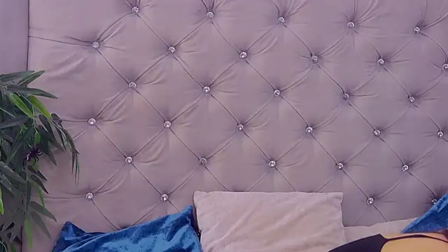 Snapshot of MeIisaLove chatting on October 4, 2025, 7:45 pm MeIisaLove online show from October 4, 2025, 7:45 pm