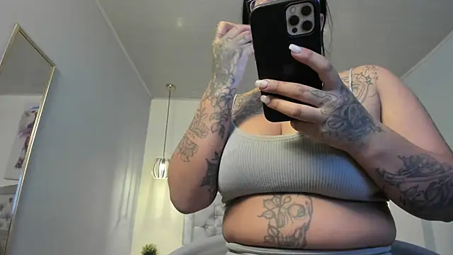 ayshel   online show from September 16, 2025, 4:13 am