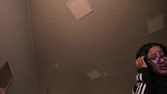 ayshel   online show from November 13, 2025, 5:28 am