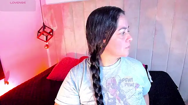 Snapshot of lucia_vonne_ chatting on December 17, 2025, 8:15 pm lucia vonne online show from December 17, 2025, 8:15 pm