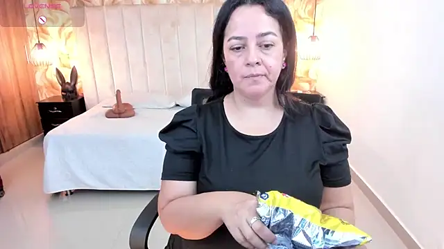 Snapshot of lucia_vonne_ chatting on February 12, 2026, 8:26 pm lucia vonne online show from February 12, 2026, 8:26 pm