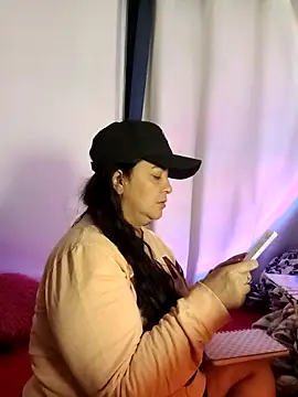 Snapshot of lucia_vonne_ chatting on April 22, 2026, 1:52 am lucia vonne online show from April 22, 2026, 1:52 am