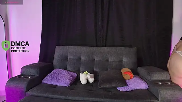 yungelitamor  online show from April 23, 2026, 5:41 am
