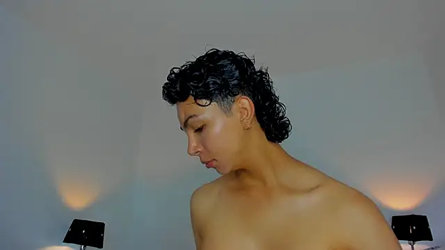 Snapshot of xhenisa_ chatting on November 26, 2025, 9:05 pm xhenisa online show from November 26, 2025, 9:05 pm