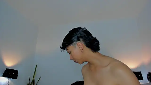 Snapshot of xhenisa_ chatting on February 27, 2026, 2:55 am xhenisa online show from February 27, 2026, 2:55 am