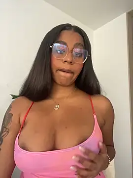 Snapshot of charlotteeruss chatting on February 8, 2026, 4:43 pm charlotteeruss online show from February 8, 2026, 4:43 pm