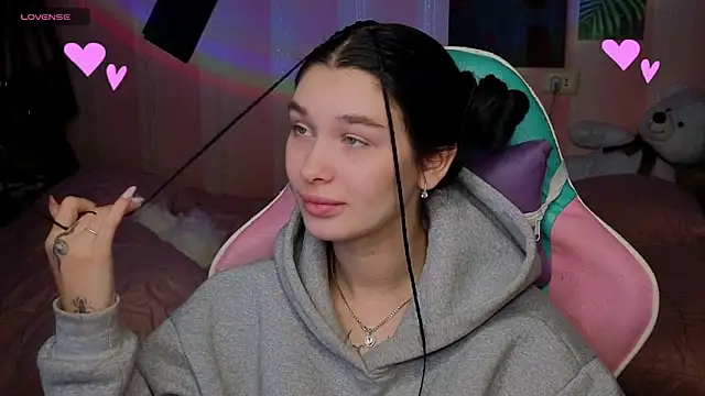 Amanda Tender online show from November 3, 2025, 11:48 pm