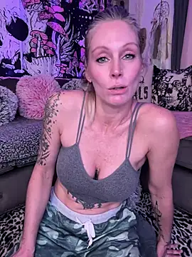 Snapshot of ItsDanniG chatting on February 24, 2025, 6:36 pm ItsDanniG online show from February 24, 2025, 6:36 pm