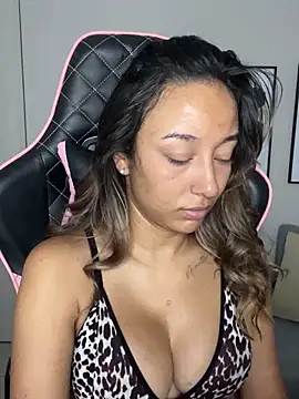 Snapshot of DianaHopson chatting on February 1, 2025, 10:37 am DianaHopson online show from February 1, 2025, 10:37 am