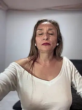 Snapshot of lilian_prada chatting on April 16, 2026, 9:39 pm lilian prada online show from April 16, 2026, 9:39 pm