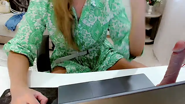 EveLove33 online show from September 24, 2025, 6:39 am