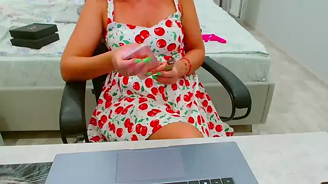 Snapshot of EveLove33 chatting on July 23, 2026, 5:00 pm EveLove33 online show from July 23, 2026, 5:00 pm