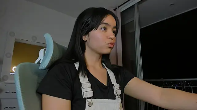 Snapshot of Olivia_xd_ chatting on December 8, 2024, 1:02 am Olivia xd online show from December 8, 2024, 1:02 am