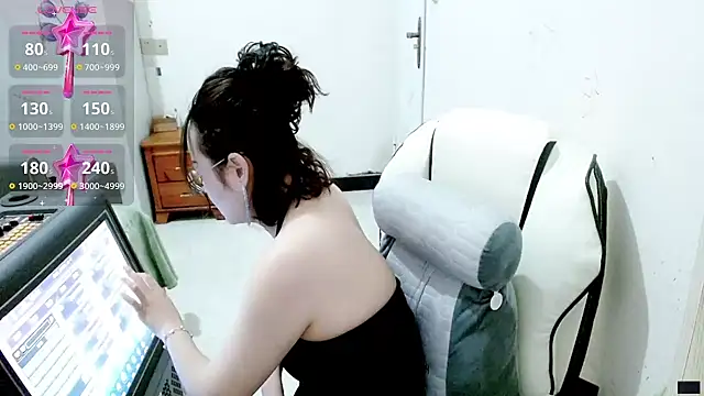 Snapshot of -orange_ chatting on March 18, 2025, 2:47 am -orange online show from March 18, 2025, 2:47 am