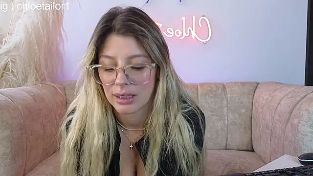 Snapshot of ChloeTailor_ chatting on February 12, 2025, 7:24 pm ChloeTailor online show from February 12, 2025, 7:24 pm