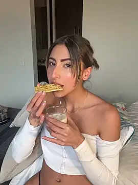 Snapshot of Ameellie chatting on February 6, 2025, 6:35 pm Ameellie online show from February 6, 2025, 6:35 pm