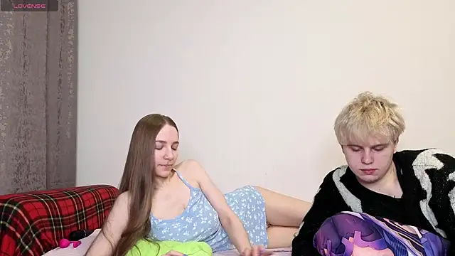 Emily and Ilumi online show from March 1, 2026, 6:32 pm