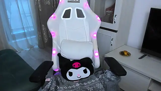 Snapshot of EveEvian chatting on February 13, 2025, 4:07 pm EveEvian online show from February 13, 2025, 4:07 pm