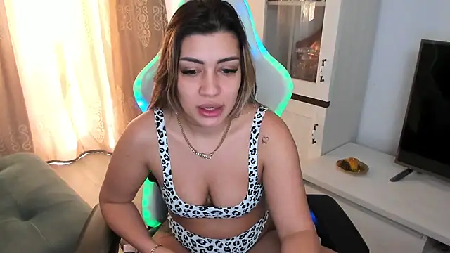 Snapshot of EveEvian chatting on February 14, 2025, 11:42 am EveEvian online show from February 14, 2025, 11:42 am