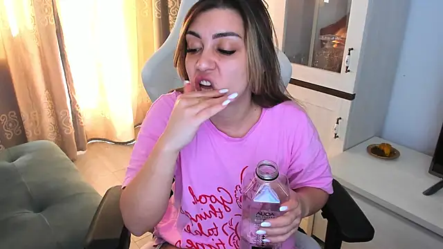 Snapshot of EveEvian chatting on March 7, 2025, 1:18 pm EveEvian online show from March 7, 2025, 1:18 pm