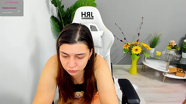 Snapshot of EveEvian chatting on May 27, 2026, 11:29 am EveEvian online show from May 27, 2026, 11:29 am