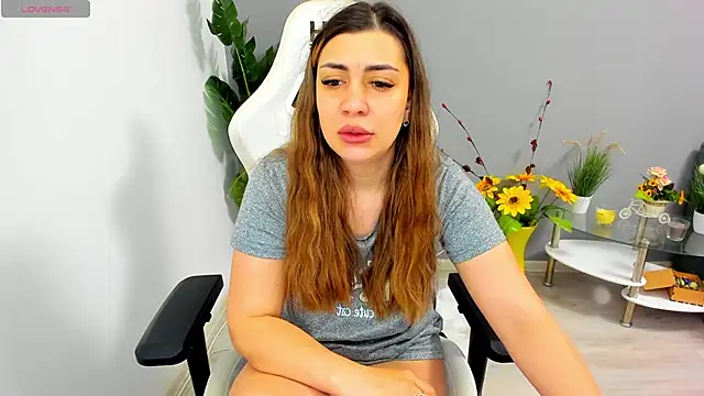Snapshot of EveEvian chatting on June 8, 2026, 1:44 pm EveEvian online show from June 8, 2026, 1:44 pm