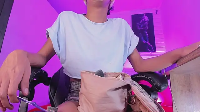 Snapshot of Alahia_Rodriguez chatting on November 28, 2025, 8:00 pm Alahia Rodriguez online show from November 28, 2025, 8:00 pm