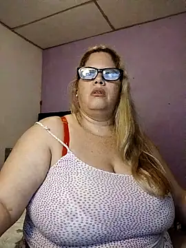 Snapshot of EllisW8 chatting on May 9, 2026, 11:21 pm EllisW8 online show from May 9, 2026, 11:21 pm
