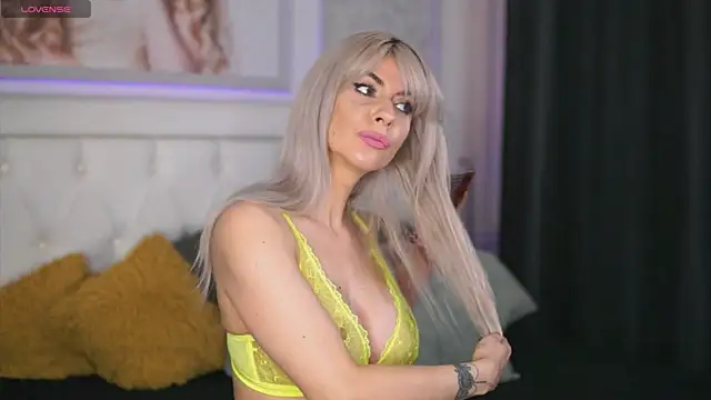 Snapshot of Adelyn_Chase chatting on December 19, 2024, 6:23 am Adelyn Chase online show from December 19, 2024, 6:23 am