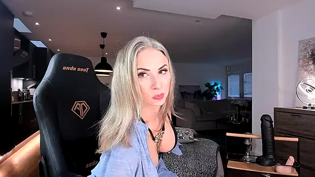 Snapshot of GoddessElizabethX chatting on December 17, 2024, 3:39 pm GoddessElizabethX online show from December 17, 2024, 3:39 pm