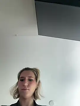 xoxoxjenn online show from July 6, 2026, 5:26 pm
