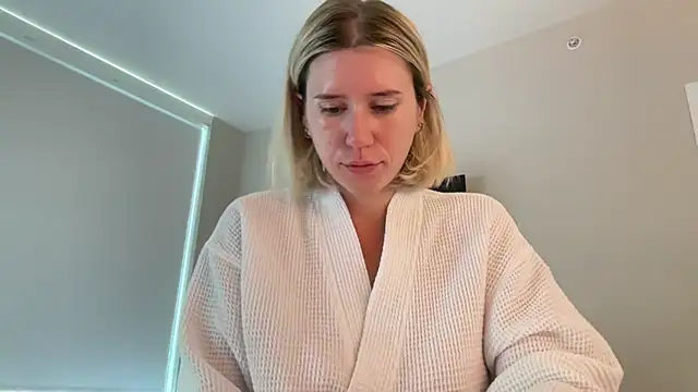 xoxoxjenn online show from July 9, 2026, 1:37 pm